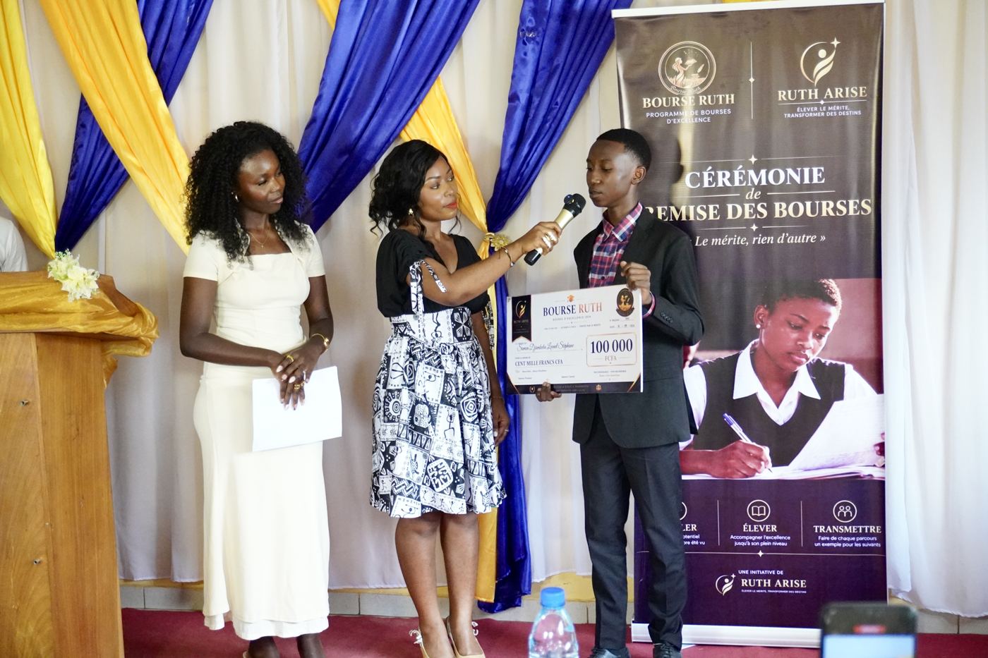 Remise du prix à Samen Leonel Stéphane
